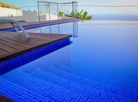 Ferienhaus in Estreito Da Calheta mit Privatem Pool und Meerblick
