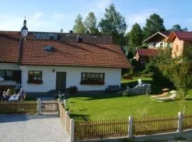 Geräumiges Ferienhaus in Rittsteig mit Terrasse, Garten und Grill