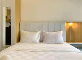 Restful and Cozy Studio Tokyo Riverside PIK 2 Apartment By Travelio, hotel em Rawalembang