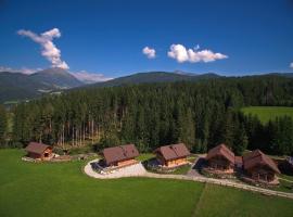 Exklusives Chalet am Waldesrand mit Traumaussicht, eigener Sauna, Kamin und Wintergarten, hotel in Tamsweg