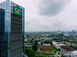 Modern Look 1BR at 22nd Floor Ciputra International Apartment By Travelio