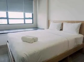 Well Furnished and Comfy Studio Collins Boulevard Apartment By Travelio