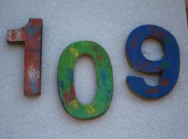 Buitenplaats 109 Comfortable holiday residence, hotel i Abbestede