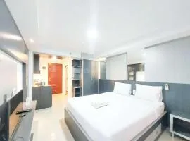 Homey and Warm Studio Apartment at Mansyur Residence By Travelio