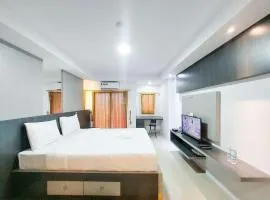 Homey and Warm Studio Apartment at Mansyur Residence By Travelio
