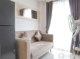 Comfort and Warm 2BR at Parkland Avenue Apartment By Travelio