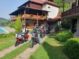 Etno Selo VRELO & Camping, hotel u Beraneu