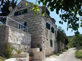 Charmantes Steinhaus mit Pool und Panoramablick