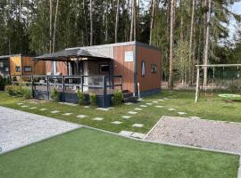 Ferienhaus in Wackersdorf mit Grill, Terrasse und Garten, hotel in Wackersdorf