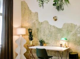 Kunstvolles Apartment im Zentrum mit Balkon und Parkplatz, place to stay in Graz