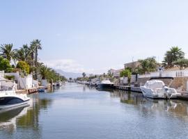 Jouvacations Villa 2 Freser con piscina compartida、エンプリアブラバのホテル