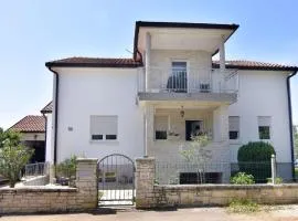 Geräumige Kellerwohnung in der Nähe von Umag