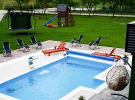 Villa Tasnim ที่พักในDobrenica