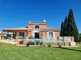 Ferienvilla mit Pool, Garten und Kinderspielplatz