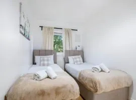 Delightful 4 bedroom House Thamesmead West From 360stays