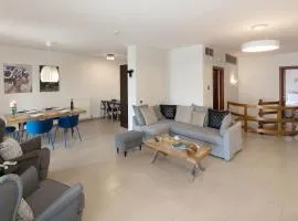 Holiday Maisonette in Varkiza by GHH