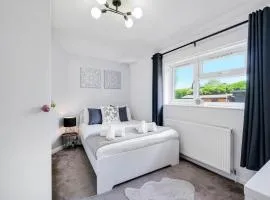 Hanwell 2 bedroom Maisonette by 360Stays