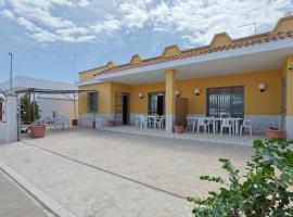 Villa Monsellato 1 a soli 120 mt dalla spiaggia Padula Fede di Punta Prosciutto, hótel í Punta Prosciutto
