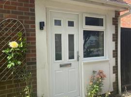Studio 40 cosy compact space in quiet location in Seaford, cheap hotel in Seaford