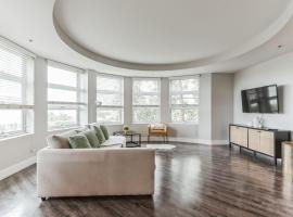 Sunny 3BR Santa Monica Retreat with Pool,Jacuzzi & Parking!, Hotel in Santa Monica