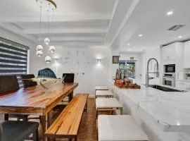 Beautiful Tropical Vacation House close to Beach