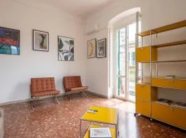 Fancy apartment bright with city and mountain view on an ancient staircase 5 mins to the station with 2 balconies with amazing city view