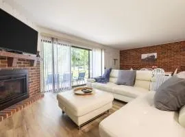 Charming 1BR Condo with Patio, Near The Lake Geneva