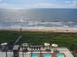 Apartamento Pé na Areia! Piscinas aquecidas! Beto Carreiro World-20 min
