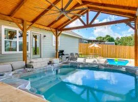 1 Mi to Canyon Lake Home with Pool, Hot Tub and Sauna