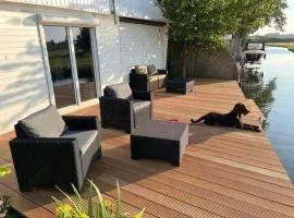 Ferienhaus Tami direkt am Wasser mit eigenem Bootsanlegesteiger