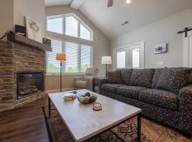Luxury 3BR, 3BA - Vaulted Ceilings - Resort Amenities - Stairs Required - FREE TICKETS INCLUDED - FH-G303