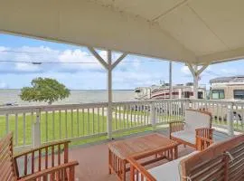 Tranquil Lakeside Escape 2 Bedrooms Patio Views