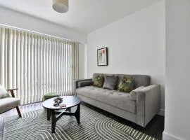 Centrally Located 2Bed Flat With Balcony & Parking