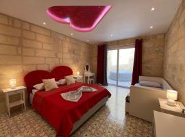 Cosy Cupids Hideout Hot Tub and BBQ - 4km away from airport, hotel v mestu Paola