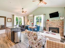 Close to Slopes Lakeside Cottage in Pocono Mtns, hotel en Brodheadsville