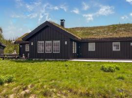 5 Bedroom Awesome Home In R&oslash;n, hotel com banheiras de hidromassagem em Ron