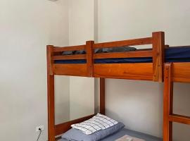 Riz Place Homestay - Bunk Bed x Air-conditioned, hotel v destinaci Bacnotan