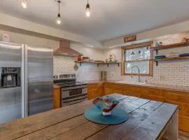 Wildflower Cottage - Cute Home with Yard & Bonfire