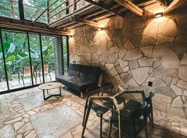 Cabaña de piedra y bambú en la selva, kemp v destinaci Palenque