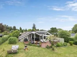 Lovely Home In Dronningmølle With Wifi