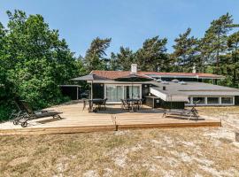 Amazing Home In Nexø With Sauna, hotel v destinaci Snogebæk