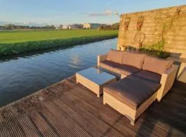 Chalet op Zee in Wervershoof mit Seeblick und Terrasse mit eigenen Zugang zum Wasser