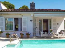Landhaus mit Garten, Sonnenterrasse sowie überdachter Terrasse und Pool in Strandnähe