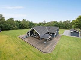 3 Bedroom Cozy Home In H&oslash;jslev，霍伊斯萊烏的有熱水按摩池的飯店