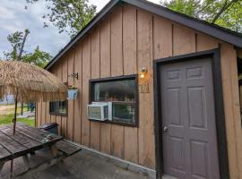 Tiny Wood Cottage 11, hotel a Wasaga Beach