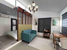 Romantic Cabin Retreat with Garden View and Free Parking, hotel in Amadeo