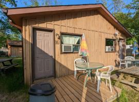 Tiny Wood Cottage 16, hotel a Wasaga Beach