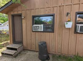 Tiny Wood Cottage 22, hotel a Wasaga Beach
