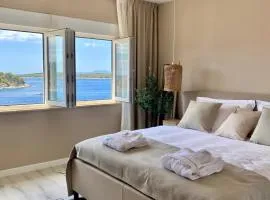 Up&Above ,New Luxury Apt, Steps from Beach and Old Town