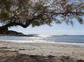 Nefelifamilyhouse with private jacuzzi and swimming pool, hotel s jacuzzi v destinaci Lagonisi